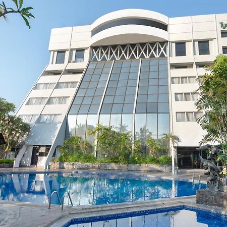 Lux Tychi Hotel Malang Extérieur photo