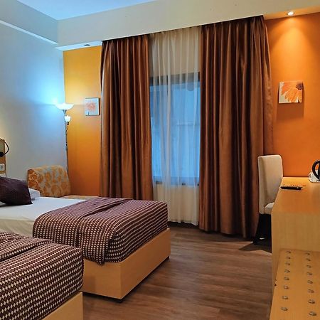 Lux Tychi Hotel Malang Extérieur photo