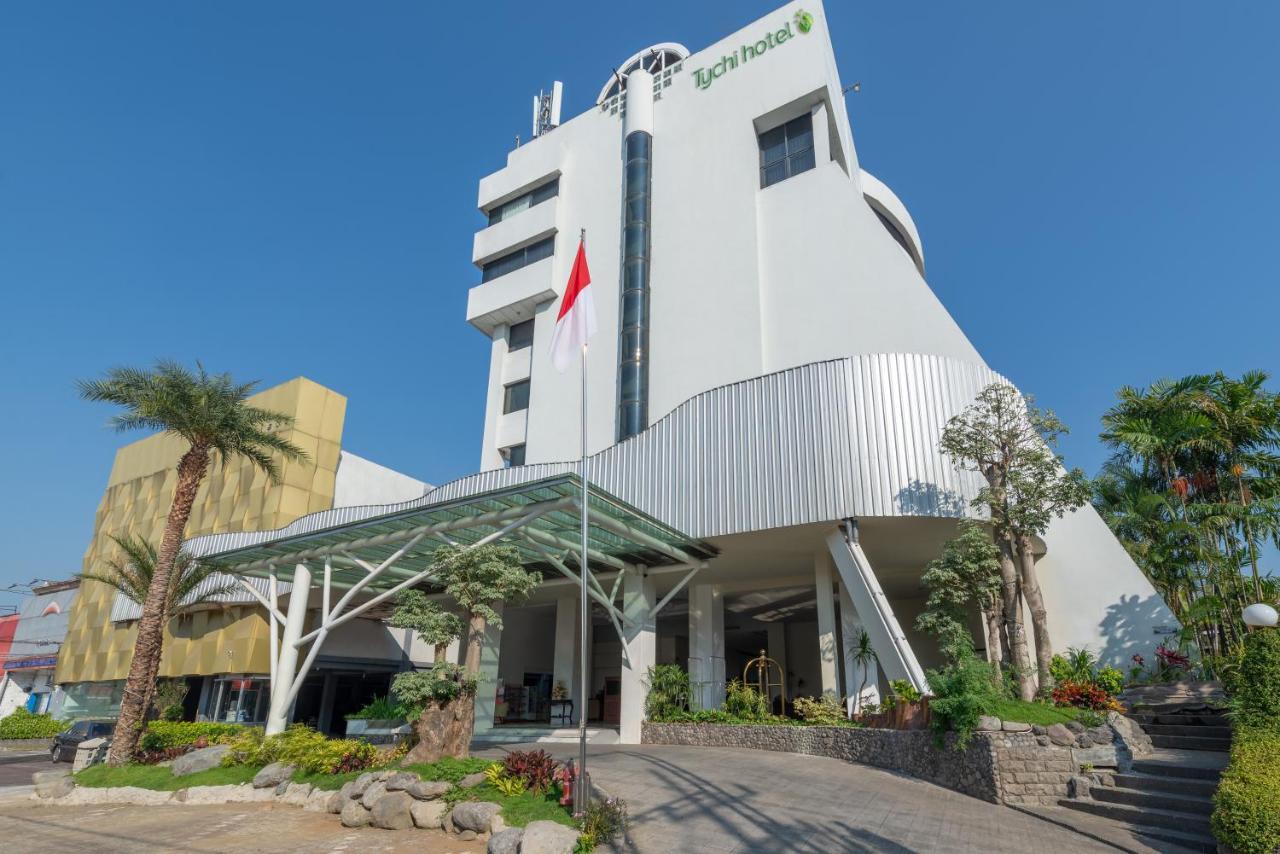 Lux Tychi Hotel Malang Extérieur photo