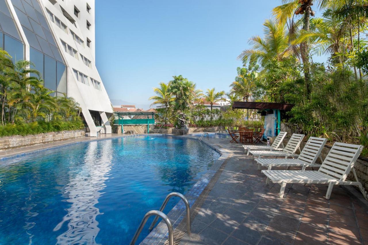 Lux Tychi Hotel Malang Extérieur photo