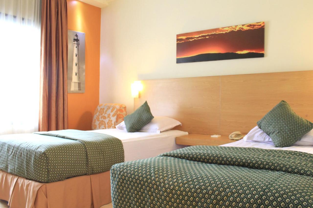Lux Tychi Hotel Malang Extérieur photo
