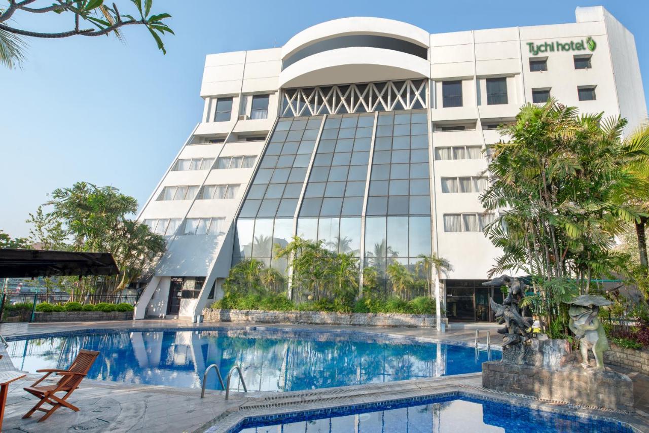 Lux Tychi Hotel Malang Extérieur photo