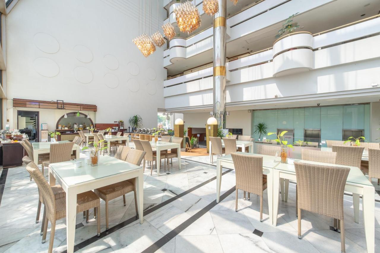 Lux Tychi Hotel Malang Extérieur photo