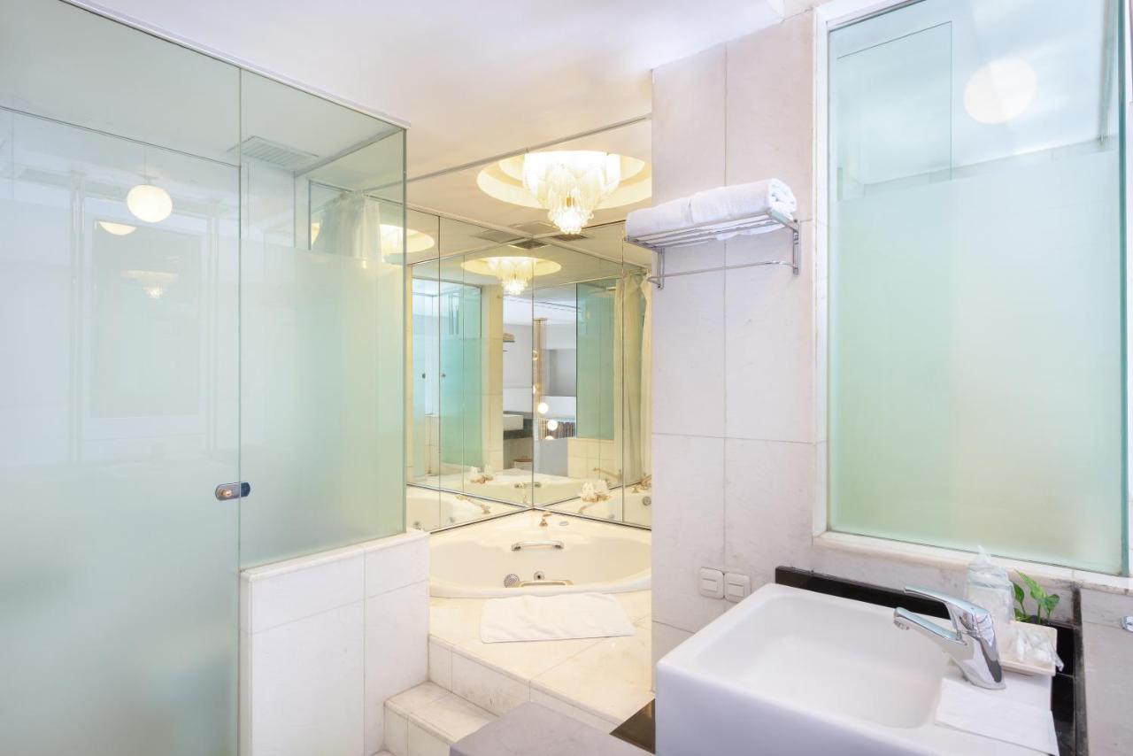 Lux Tychi Hotel Malang Extérieur photo