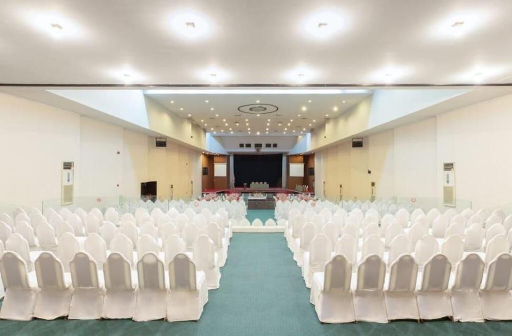 Lux Tychi Hotel Malang Extérieur photo