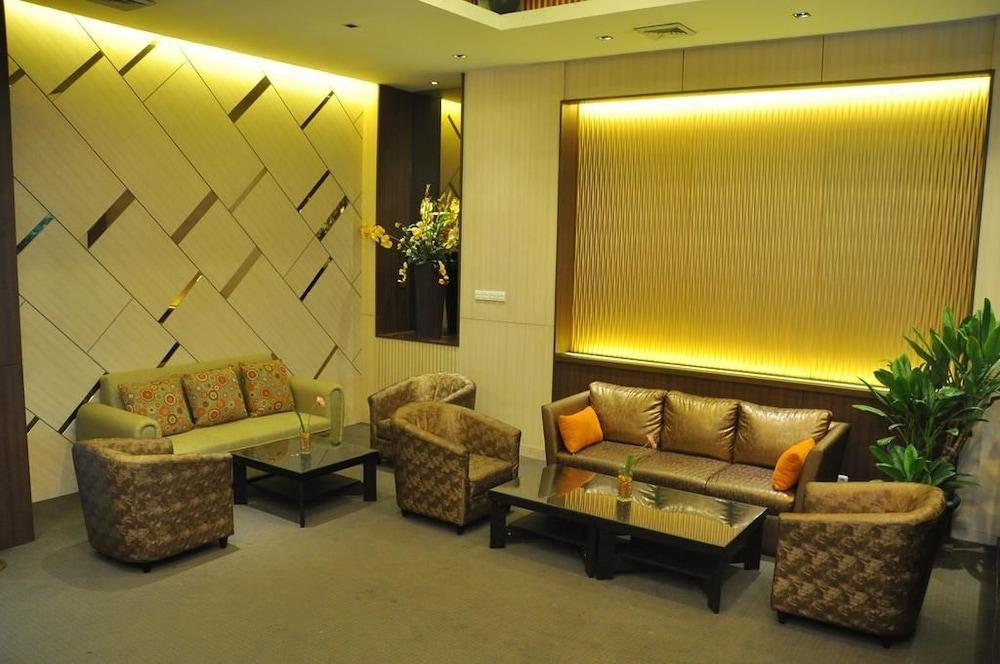 Lux Tychi Hotel Malang Extérieur photo