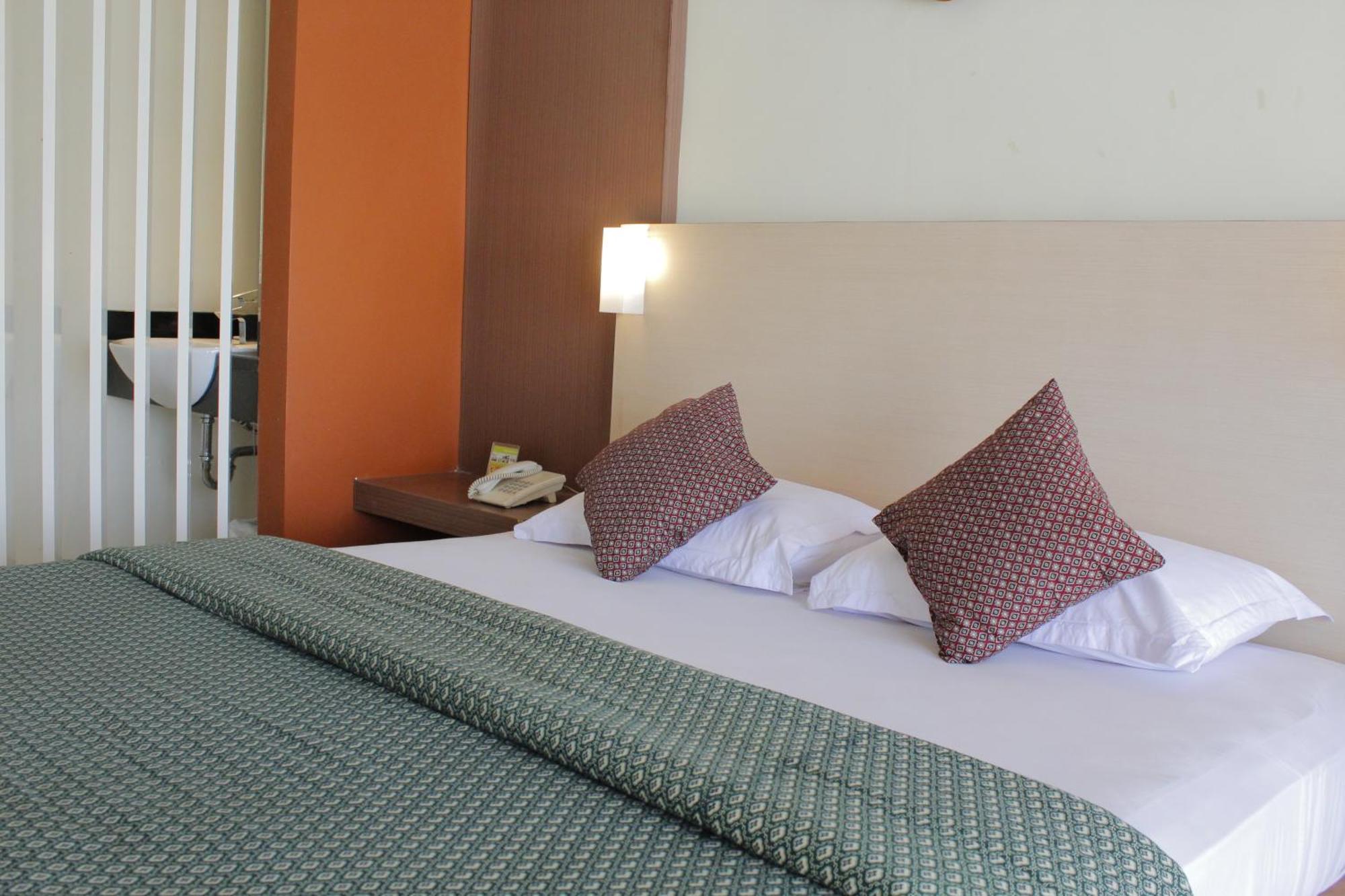 Lux Tychi Hotel Malang Extérieur photo
