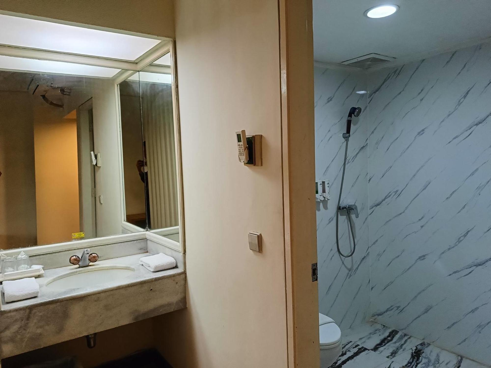 Lux Tychi Hotel Malang Extérieur photo