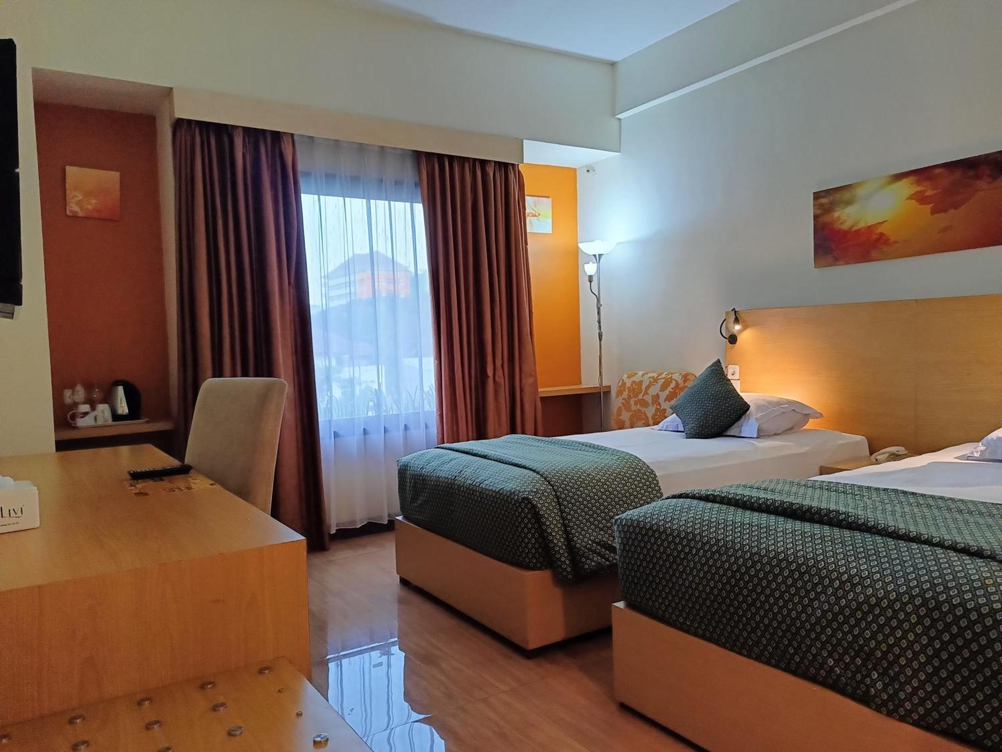 Lux Tychi Hotel Malang Extérieur photo