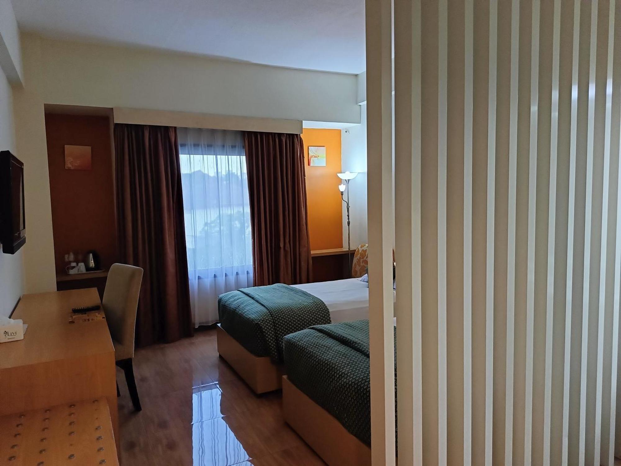Lux Tychi Hotel Malang Extérieur photo