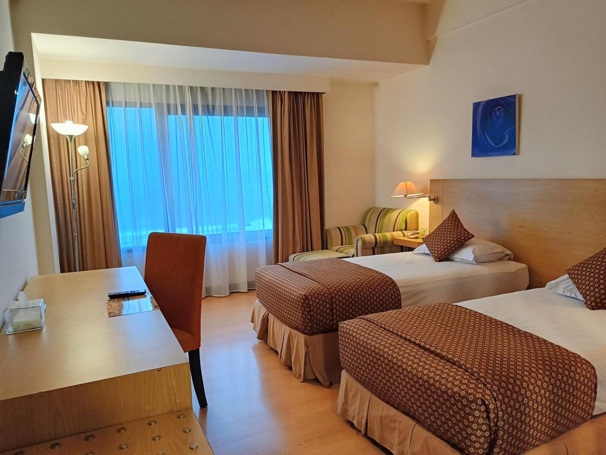 Lux Tychi Hotel Malang Extérieur photo