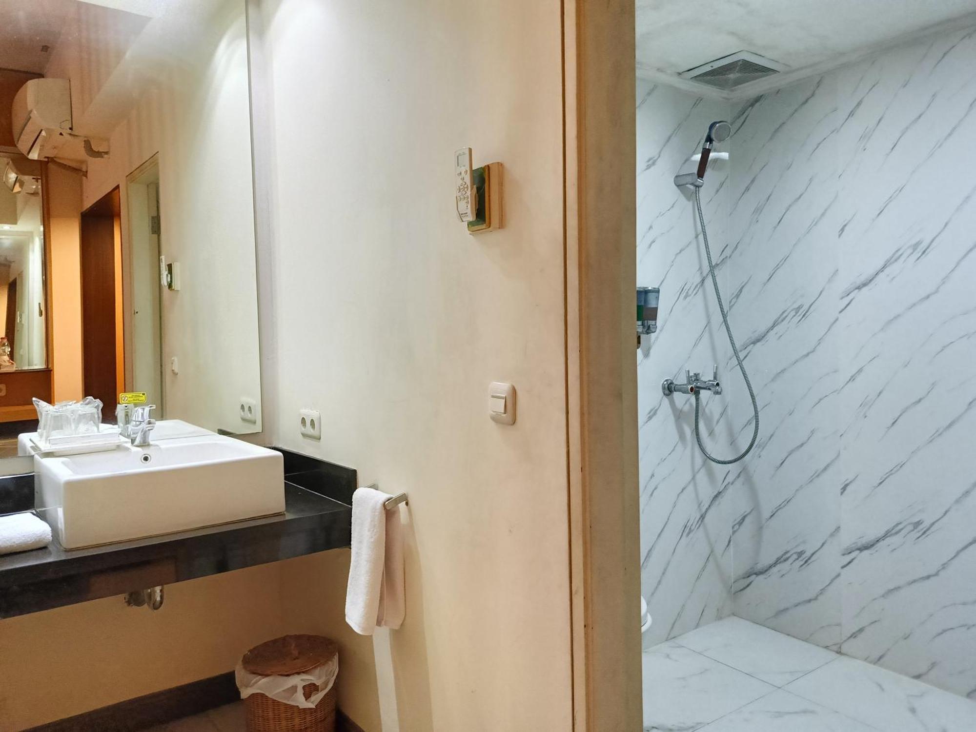 Lux Tychi Hotel Malang Extérieur photo