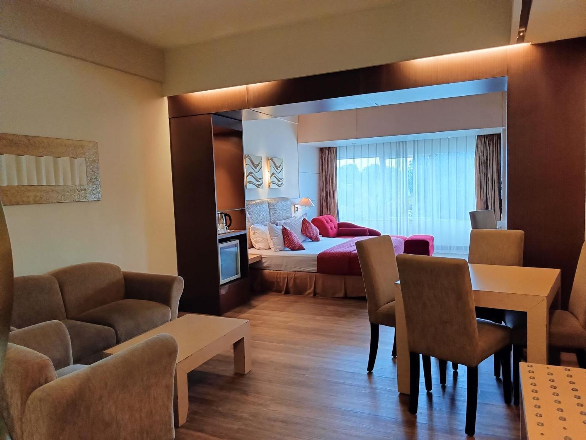 Lux Tychi Hotel Malang Extérieur photo