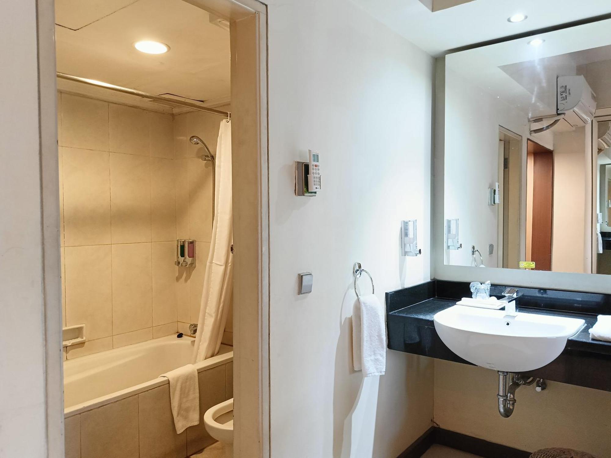 Lux Tychi Hotel Malang Extérieur photo