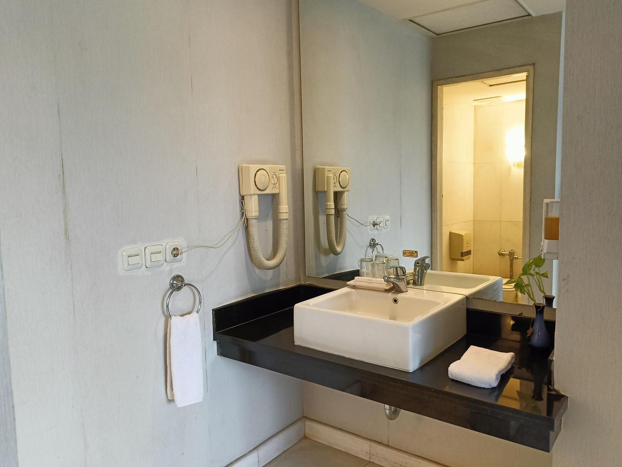 Lux Tychi Hotel Malang Extérieur photo