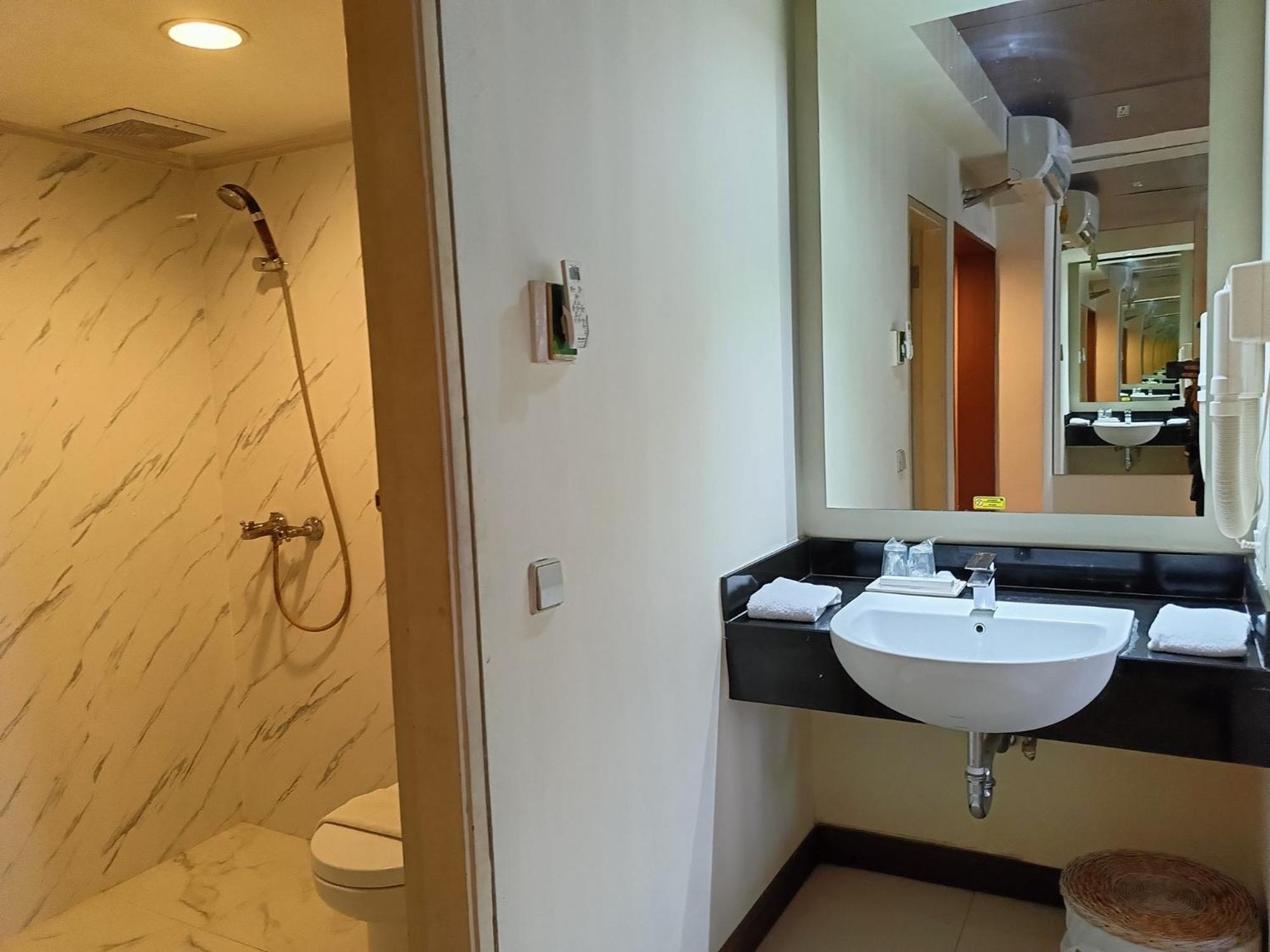 Lux Tychi Hotel Malang Extérieur photo