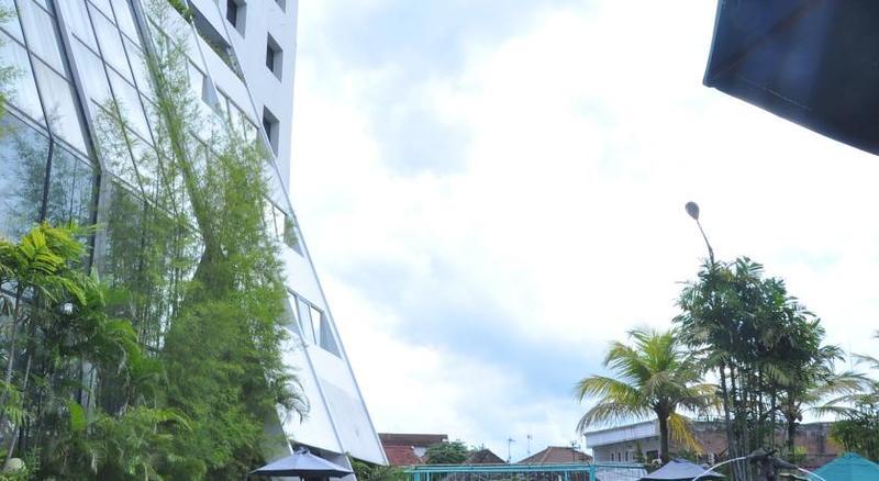 Lux Tychi Hotel Malang Extérieur photo