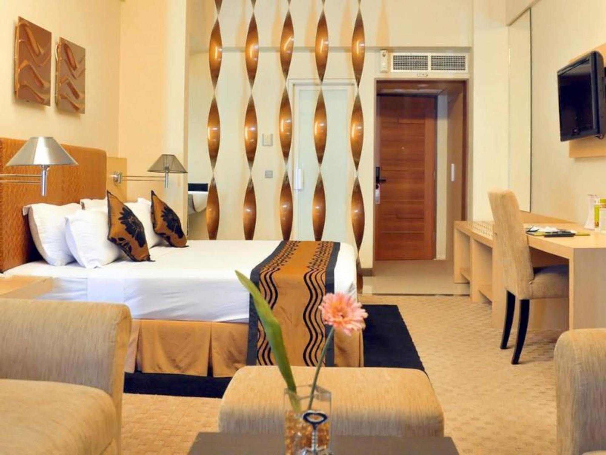 Lux Tychi Hotel Malang Extérieur photo