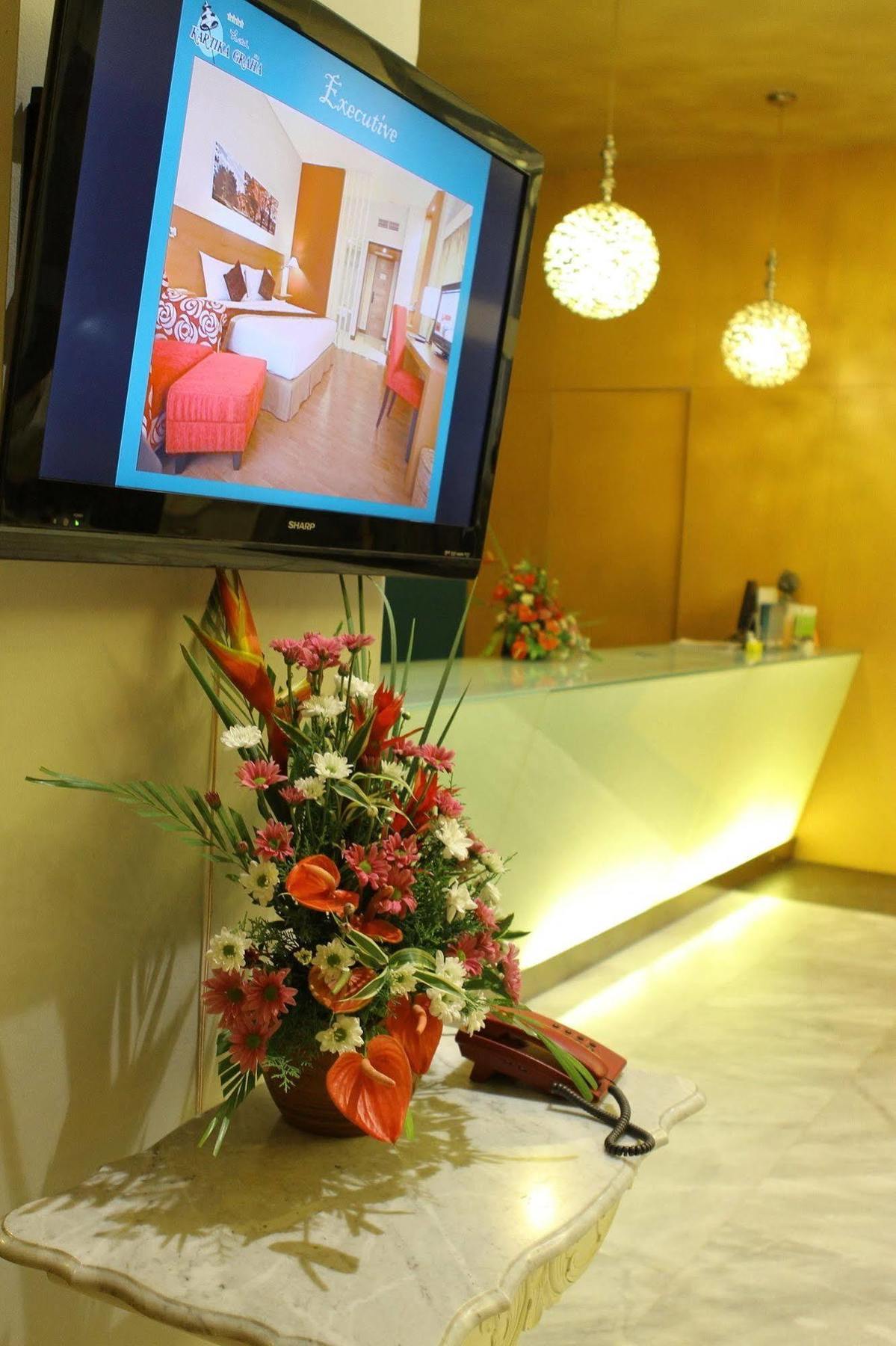 Lux Tychi Hotel Malang Extérieur photo